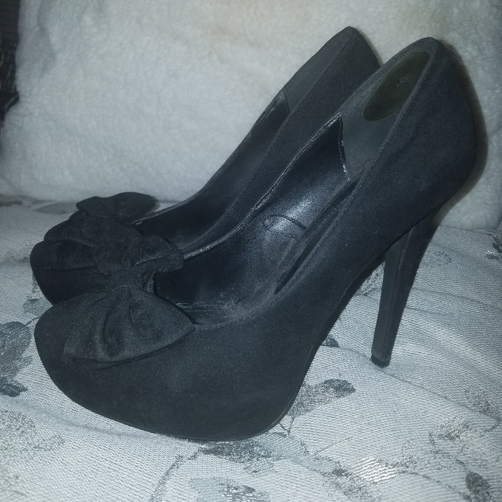 Black pumps with bows